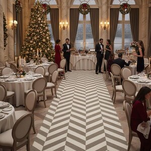 Puede incluir: Elegante comedor decorado para un evento festivo. Un gran árbol de Navidad se encuentra cerca de una ventana, y las mesas están puestas con manteles y sillas blancas. Una alfombra estampada conduce a una mesa de buffet. Los invitados en traje formal se mezclan.