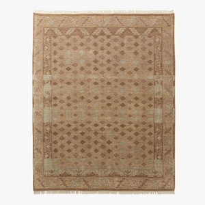Puede incluir: Una alfombra rectangular con un patrón de diamantes repetido en tonos marrones y beige. La alfombra tiene un borde detallado con diseños geométricos y flecos en los bordes. La alfombra está diseñada para la decoración del hogar.