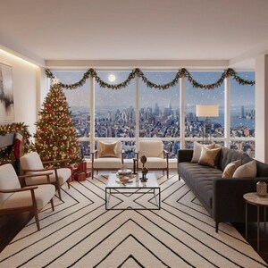 Puede incluir: Un salón decorado para Navidad con un árbol adornado y vistas a la ciudad. La habitación cuenta con un sofá gris oscuro, sillones y una alfombra estampada. Guirnaldas adornan las ventanas, creando un ambiente festivo.