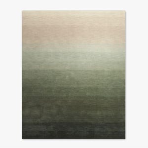 Pode incluir: Um tapete retangular com um design gradiente, que transita de bege claro no topo para verde escuro na parte inferior. A textura do tapete parece macia, com variações sutis de cor criando um efeito em camadas. O tapete é adequado para decoração de casa.