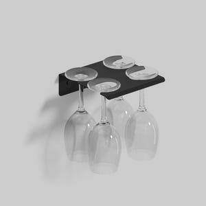 Può includere: Un portabicchieri da vino nero, montato a parete, con quattro bicchieri da vino trasparenti. Il portabicchieri è in metallo e ha un design semplice e moderno. I bicchieri sono sospesi a testa in giù.