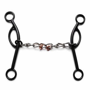 Puede incluir: Un bocado de caballo de metal negro con dos vástagos laterales con anillos circulares en la parte superior e inferior. La embocadura consiste en una cadena de color plateado con dos pequeños anillos de color cobre integrados en el centro.