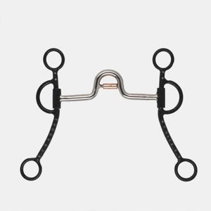 Op de afbeelding: Een bit voor een paard met een zilverkleurig metalen mondstuk en een centrale koperkleurige rol. De zijstukken zijn matzwart met meerdere ronde ringen en een gebogen onderkant, wat een duidelijk contrast vormt met het metalen midden.