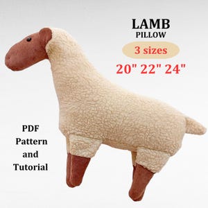 Op de afbeelding: Een zacht lamkussen in een staande positie. Het lam heeft een crèmekleurig lichaam, een bruine kop en poten en is verkrijgbaar in de maten 51 cm, 56 cm en 61 cm. De afbeelding bevat ook de tekst "Lamb Pillow" en "PDF Pattern and Tutorial."