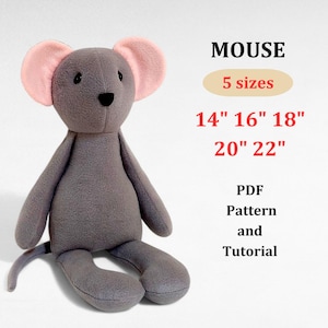 Könnte beinhalten: Eine graue Plüschmaus mit rosa Ohren, schwarzen Augen und einer schwarzen Nase. Das Bild enthält den Text "MAUS", "5 Größen" und Größenoptionen von 35,5 cm, 40,6 cm, 45,7 cm, 50,8 cm und 55,9 cm. Der Text sagt auch "PDF Pattern and Tutorial".
