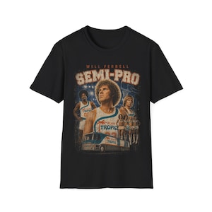 Op de afbeelding: Zwart t-shirt met een vintage-stijl grafische afbeelding uit de film "Semi-Pro". Het ontwerp bevat een afbeelding van Will Ferrell in een basketbalshirt, de teamnaam "Flint Tropics" en andere spelers.