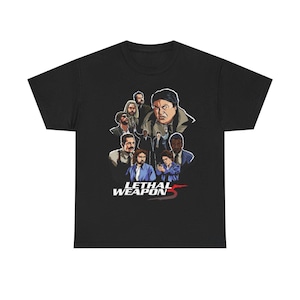 Könnte beinhalten: Schwarzes T-Shirt mit einer Grafik von Charakteren aus "Lethal Weapon 5". Die Grafik enthält den Text "LETHAL WEAPON 5" in Weiß und Rot. Das Shirt besteht aus einem weichen, bequemen Material.