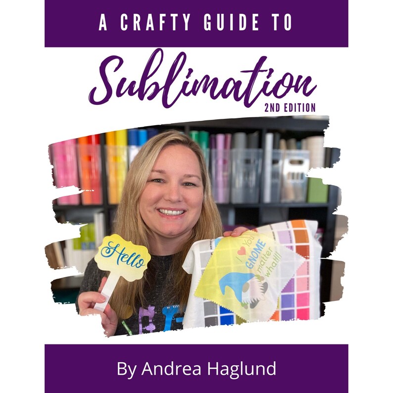 Pode incluir: Uma mulher sorri enquanto segura dois projetos de sublima&ccedil;&atilde;o, um que diz "Hello" e o outro que diz "You Gnome Matter What!!!". A imagem &eacute; uma capa para um livro intitulado "A Crafty Guide to Sublimation 2nd Edition" por Andrea Haglund.