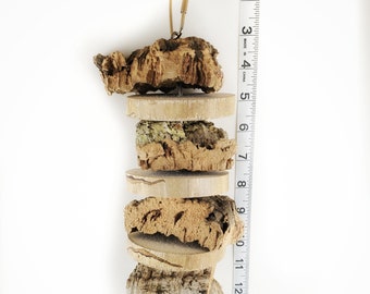 Puede incluir: Un juguete para pájaros de corcho natural con un lazo para colgar y seis piezas de corcho diferentes. El juguete mide aproximadamente 40 cm de largo.