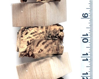 Puede incluir: Un conjunto de cinco juguetes de madera para masticar para mascotas pequeñas. Los juguetes están hechos de diferentes tipos de madera, incluyendo corteza y madera clara. Los juguetes están atados juntos con una cuerda de cuerda natural.