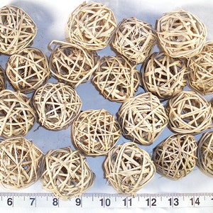 6cm 2 x Medium Vine Balls Natural Pet Rabbit Guinea Pig Bird Parrot Wicker Toy 6cm 2 x Medium Vine Balls Natural Pet Rabbit Guinea Pig Bird Parrot Wicker Toy