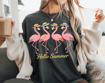 フラミンゴ ハローサマー コンフォートカラーシャツ、かわいいビーチバケーションTシャツ、トロピカルサマーアウトフィット、レディースグラフィックシャツ