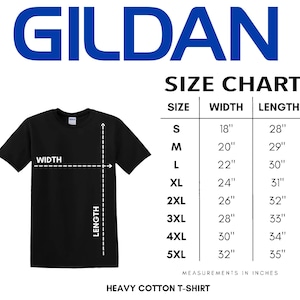 以下が含まれることがあります： 黒色のGildanヘビーコットンTシャツとサイズチャート。サイズチャートは、Sから5XLまでのサイズのインチ単位の測定値を表示します。シャツの幅は45.7cmから81.3cm、長さは71.1cmから88.9cmです。