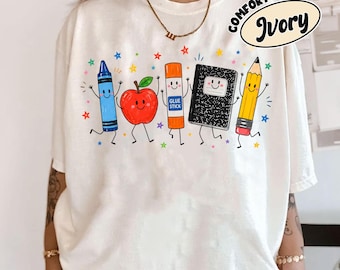 新学期の先生用シャツ、かわいい学用品シャツ、コンフォートカラーズの先生用Tシャツ、新学期初日のシャツ、幼稚園の先生へのギフト