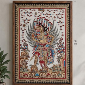 Op de afbeelding: Een ingelijst rechthoekig wandkunstwerk met een gedetailleerde mythologische figuur met vleugels, uitgevoerd in rode, blauwe en gouden tinten op een crèmekleurige achtergrond. Het kunstwerk is 60 cm hoog en 40 cm breed, in een donkerhouten lijst.