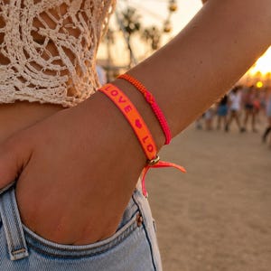 Neon Armband Set Boho, Festival Armbänder in Pink & Orange, größenverstellbar, Sommer Schmuck Handmade, Freundschaftsarmband LOVE