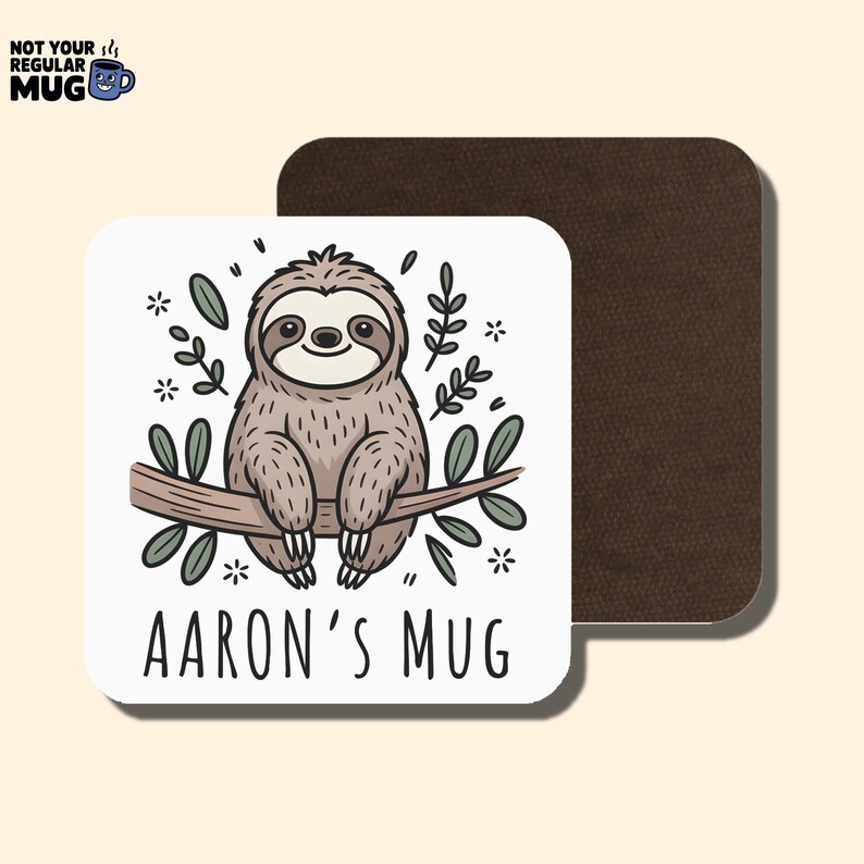 K&ouml;nnte beinhalten: Quadratischer wei&szlig;er Untersetzer mit einem Cartoon-Faultier, das auf einem Ast sitzt, umgeben von Bl&auml;ttern und Blumen. Der Text "AARON'S MUG" ist darunter gedruckt. Ein brauner Untersetzer befindet sich dahinter. Oben links steht "NOT YOUR REGULAR MUG".