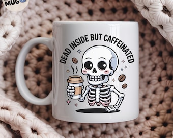 "Lustiger Halloween-Becher, ""Dead Inside But Caffeinated"" niedliches Skelett-Kaffeetasse-Geschenk, gruseliger Herbst-Becher für Koffein-Liebhaber, schwarzer Humor vorhanden."