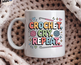 Zabawny kubek szydełkowy dla kobiet, kubek na kawę z napisem „Crochet Cry Repeat”, uroczy pomysł na prezent dla miłośników włóczki i miłośników robótek na drutach