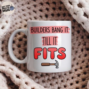 Könnte beinhalten: Ein weißer Keramikbecher mit dem Text "BUILDERS BANG IT TILL IT FITS" in schwarzer und roter Schrift. Das Design enthält eine kleine Abbildung eines Hammers mit braunem Griff und grauem Kopf, die unter dem Text auf dem Becher zentriert ist.