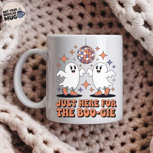 Halloween Geist Tasse, &#39;Just Here for the Boo-gie&#39; Lustige Tasse mit tanzenden Gespenstern und Discokugel - süßes gruseliges Geschenk zu Halloween