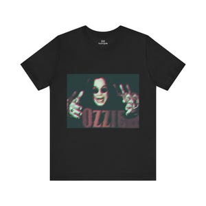 Maglietta unisex ispirata a Ozzy / Perfetta per gli amanti della musica, per Halloween o concerti, abbigliamento da festival, maglietta con grafica retrò, idee regalo audaci