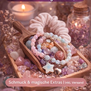 Könnte beinhalten: Ein Holzlöffel gefüllt mit Edelsteinarmbändern, Kristallen und Anhängern. Die Armbänder haben rosa, blaue und weiße Perlen. Das Bild enthält den Text "Überraschungs Scoop" und "Jedes Set ein Unikat".