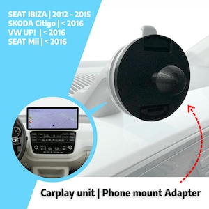 Op de afbeelding: Een zwarte telefoonhouderadapter voor het dashboard van een auto. De adapter is rond met een gestructureerd oppervlak en een kogelgewricht voor hoekverstelling. De afbeelding toont ook een autodashboard met een scherm waarop een navigatiekaart wordt weergegeven. Tekst: Carplay unit | Phone mount Adapter.