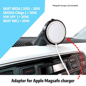 Op de afbeelding: Een adapter voor een Apple MagSafe-oplader, gemonteerd op een auto dashboard. De adapter is zwart en zilverkleurig, met een wit oplaadoppervlak. Tekst toont compatibiliteit met SEAT Ibiza, Skoda Citigo, VW UP! en SEAT Mii modellen.