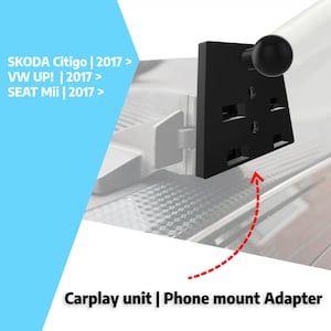 Może przedstawiać: Czarny zestaw CarPlay i adapter do mocowania telefonu. Adapter ma prostokątny kształt z wieloma otworami i okrągłym pokrętłem. Tekst na obrazku zawiera "SKODA Citigo | 2017 >", "VW UP! | 2017 >" i "SEAT Mii | 2017 >".