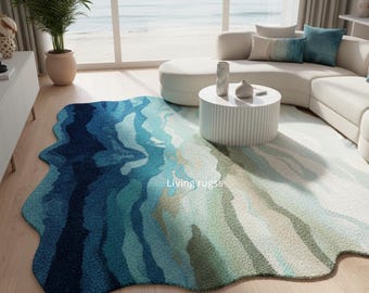 Puede incluir: Una alfombra de forma irregular y orgánica con un degradado de colores desde azul marino profundo hasta turquesa claro, verde salvia y crema. La alfombra tiene una superficie texturizada y copetuda con el texto Living rugss en el centro.