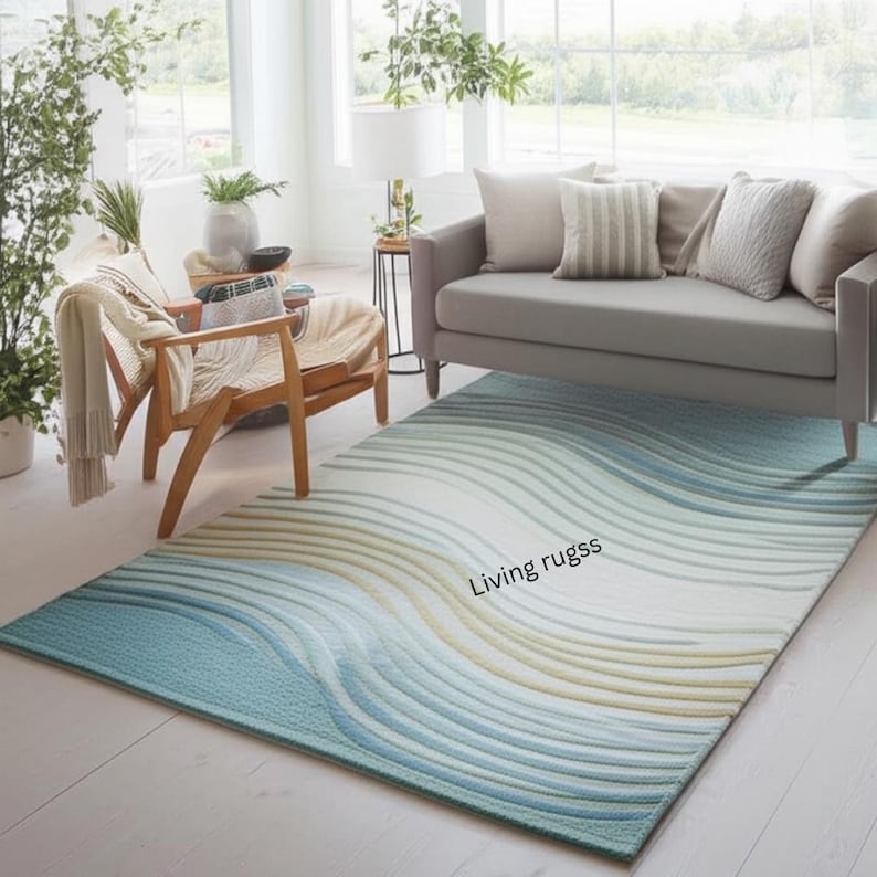 K&ouml;nnte beinhalten: Rechteckiger Teppich mit wellenf&ouml;rmigem Muster in Blau-, Wei&szlig;- und Beiget&ouml;nen. Der Teppich liegt auf einem hellen Holzboden in einem Wohnzimmer. Der Text "Living rugss" ist auf dem Teppich zu sehen.
