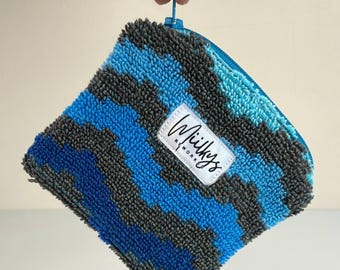 Monedero de toalla azul reciclada