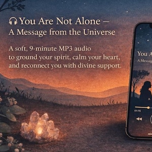 Op de afbeelding: Illustratie met de tekst "You Are Not Alone - A Message from the Universe". Een smartphone toont de audio, met een silhouet van een persoon onder een boom. Een koptelefoon ligt ernaast. De audio duurt ongeveer 9 minuten.