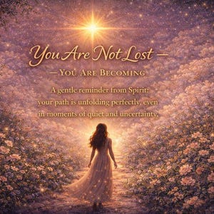 Könnte beinhalten: Inspirierendes Bild mit dem Text "You Are Not Lost - You Are Becoming". Eine Frau in einem fließenden Kleid geht auf ein helles Licht zu. Die Szene ist von Blumen und einem Sternenhimmel in Lila- und Goldtönen umgeben.