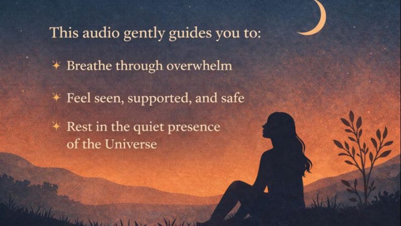 K&ouml;nnte beinhalten: Eine Illustration zeigt einen Mond und eine sitzende Silhouette vor einem Sonnenuntergang. Der Text lautet: "Dieses Audio f&uuml;hrt Sie sanft zu: Atmen Sie durch &Uuml;berforderung, F&uuml;hlen Sie sich gesehen, unterst&uuml;tzt und sicher, Ruhen Sie in der stillen Gegenwart des Universums."