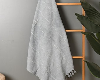Coperta in cotone Kim Design, copridivano con frange floreali