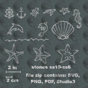 Puede incluir: Un conjunto de 12 diseños de planchado de strass con imágenes náuticas y marinas, incluyendo una estrella de mar, un ancla, un delfín, un caballito de mar y una concha. Los diseños miden 5 cm y están disponibles en tamaños ss10-ss6. El archivo zip contiene archivos SVG, PNG, PDF y Studio3.