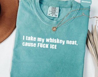 Maglietta Comfort Colors® Abolish ICE, Maglietta "Prendo il mio whisky liscio perché fottiti l'ICE", Maglietta di protesta politica, Maglietta anti-Trump