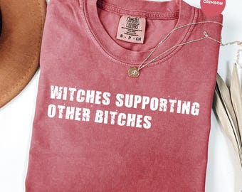 魔女が他のビッチを応援するコンフォートカラーズ®シャツ、フェミニスト魔女Tシャツ、不気味なヴィンテージハロウィンTシャツ、社会正義人権トップス