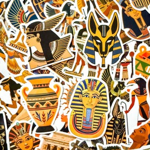 Puede incluir: Una colección de pegatinas coloridas con arte y figuras del antiguo Egipto. Las pegatinas representan faraones, dioses y diseños jeroglíficos en tonos dorados, azules y marrones. Las pegatinas son de varias formas y tamaños.
