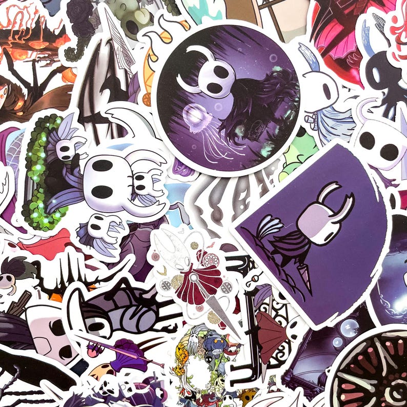 Puede incluir: Una colecci&oacute;n de pegatinas coloridas con dise&ntilde;os de personajes de fantas&iacute;a. Las pegatinas muestran una variedad de personajes en diferentes poses y entornos, con una mezcla de colores blanco, morado y negro. Adecuadas para decorar port&aacute;tiles, botellas de agua o cuadernos.