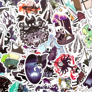 Puede incluir: Una colecci&oacute;n de pegatinas coloridas con varios personajes y dise&ntilde;os de tem&aacute;tica fant&aacute;stica. Las pegatinas muestran una variedad de criaturas, incluyendo figuras parecidas a insectos, y otras ilustraciones caprichosas. La paleta de colores incluye tonos de negro, blanco, morado y rojo.