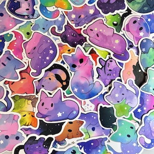 K&ouml;nnte beinhalten: Eine Sammlung bunter Katzenaufkleber mit Galaxiethema. Die Aufkleber zeigen verschiedene Katzendesigns in Rosa-, Lila-, Blau- und Gr&uuml;nt&ouml;nen mit Sternakzenten. Die Aufkleber sind in einem zuf&auml;lligen Muster angeordnet.