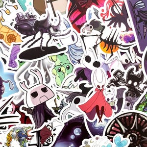 Puede incluir: Una colecci&oacute;n de pegatinas coloridas con varios personajes y dise&ntilde;os de dibujos animados. Las pegatinas muestran una variedad de formas, tama&ntilde;os y colores, con un enfoque en temas de fantas&iacute;a y juegos. Adecuado para decorar port&aacute;tiles, botellas de agua o cuadernos.