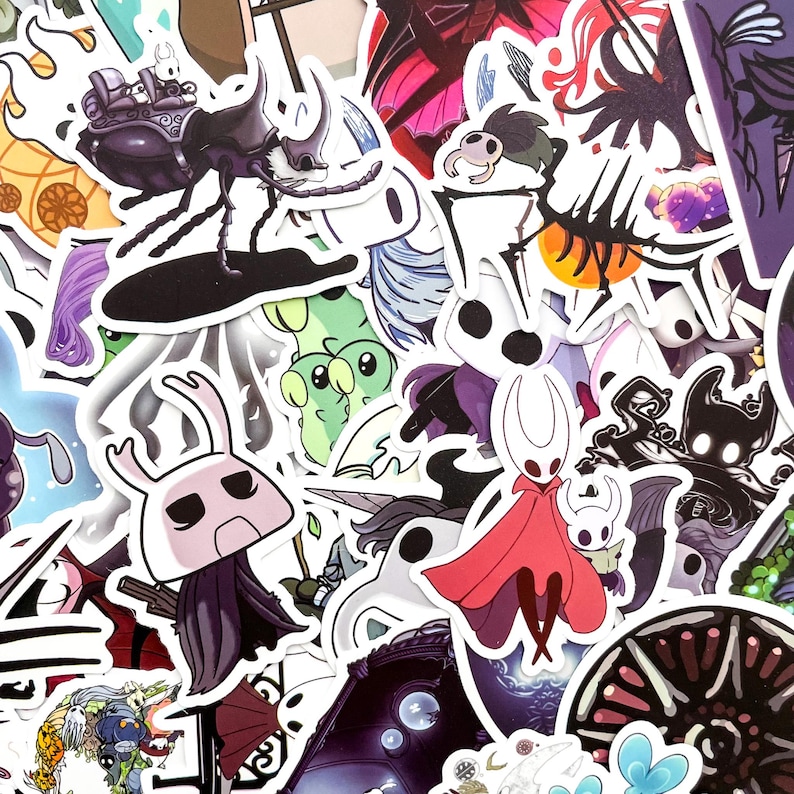 Puede incluir: Una colecci&oacute;n de pegatinas coloridas con varios personajes y dise&ntilde;os de dibujos animados. Las pegatinas muestran una variedad de formas, tama&ntilde;os y colores, con un enfoque en temas de fantas&iacute;a y juegos. Adecuado para decorar port&aacute;tiles, botellas de agua o cuadernos.