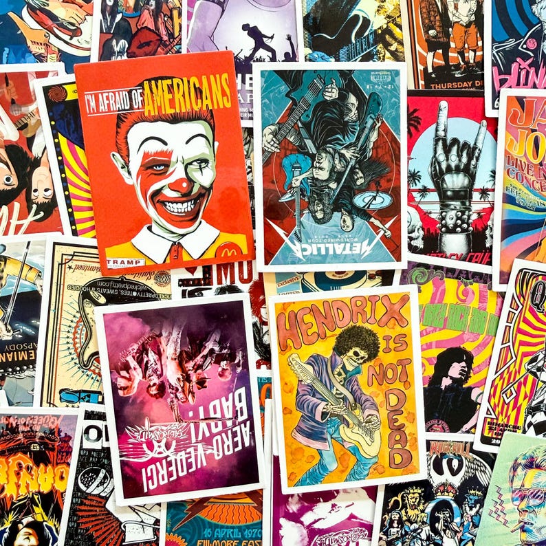 Peut inclure: Un ensemble d'affiches color&eacute;es de rock et de pop art. Les affiches pr&eacute;sentent des images de musiciens, des pochettes d'albums et des promotions de concerts. Une affiche indique "I'M AFRAID OF AMERICANS". D'autres affiches incluent "METALLICA" et "HENDRIX IS NOT DEAD".