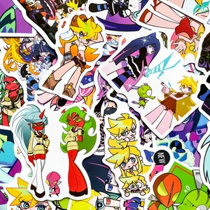 Puede incluir: Una colecci&oacute;n de pegatinas coloridas de estilo anime con varios personajes en poses din&aacute;micas. Las pegatinas muestran una gama de colores vibrantes, incluyendo amarillo, rojo, azul y verde, con ilustraciones detalladas y contornos audaces. Algunas pegatinas tienen una etiqueta "NEW".