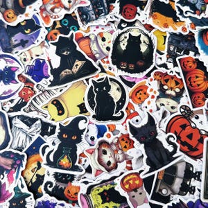 Könnte beinhalten: Eine Sammlung von Halloween-Stickern mit schwarzen Katzen, Kürbissen und gruseligen Bildern. Die Sticker zeigen verschiedene Designs, darunter Katzen mit Hexenhüten, auf Monden sitzend und umgeben von Kürbissen. Die Farbpalette umfasst Orange, Schwarz, Weiß und Lila.