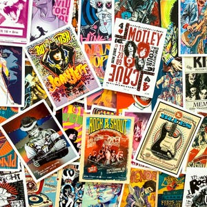 Peut inclure: Un collage d'affiches de rock and roll vintage. Les affiches pr&eacute;sentent des noms de groupes comme M&ouml;tley Cr&uuml;e, Johnny Thunders et Aerosmith. Les affiches sont de diff&eacute;rentes couleurs, dont le rouge, le noir et le bleu, avec des illustrations de musiciens et d'instruments.